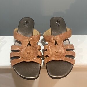 CLARKS Bendables Leather Wedge Sandals tan color Women's Sz 10M adorable flower